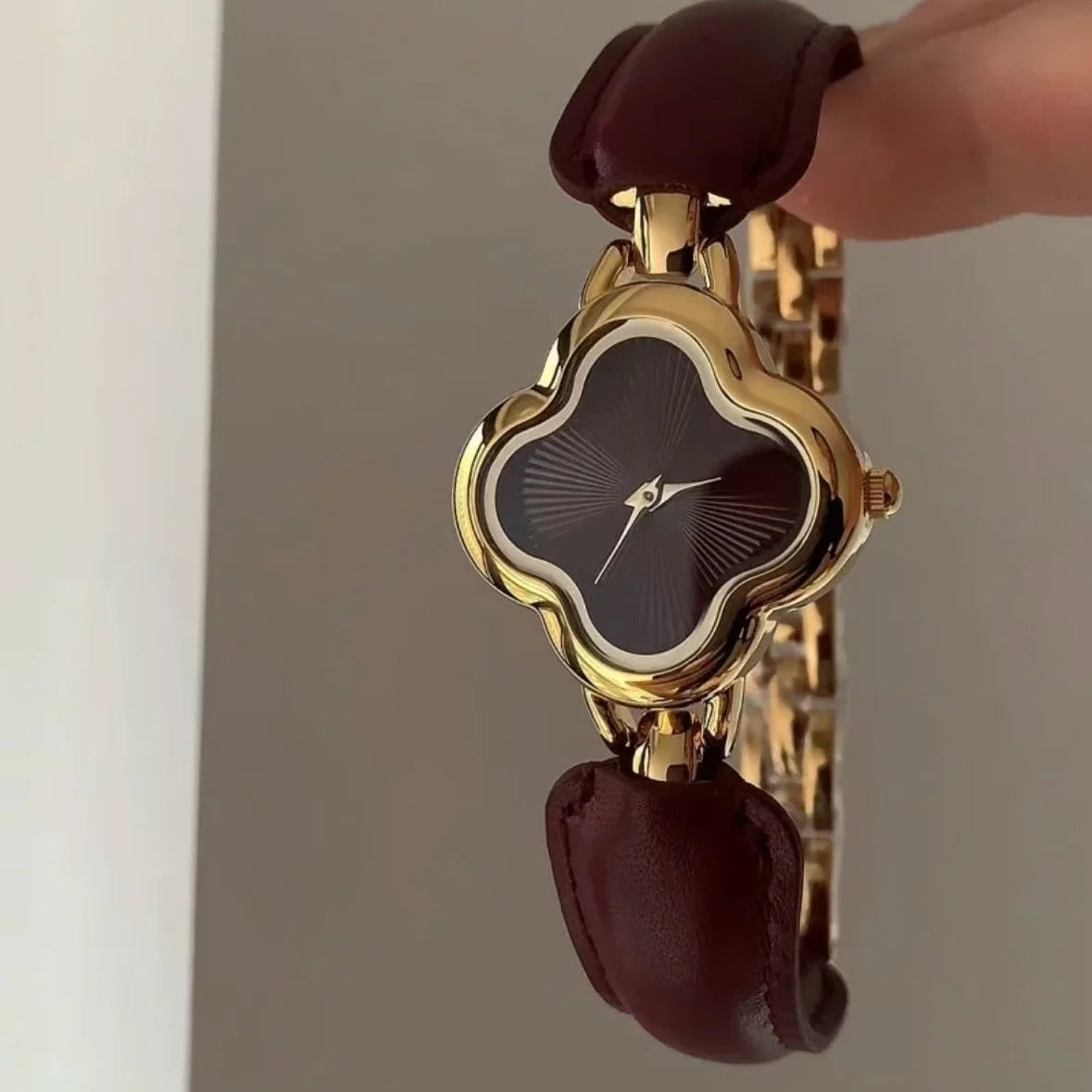 New belt women's watch flower dial fashionable light luxury bracelet, gift for girlfriend, party jewelry